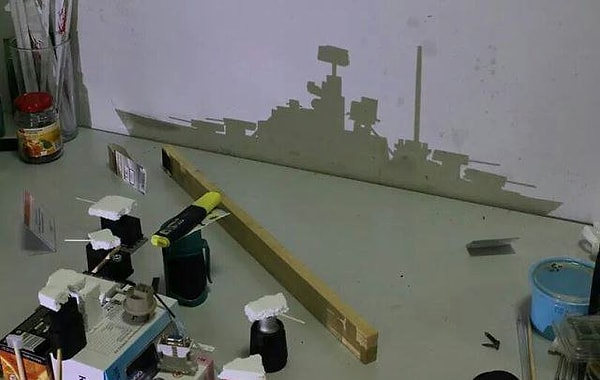 22. Скучно в офисе - устрой театр теней на своем столе!