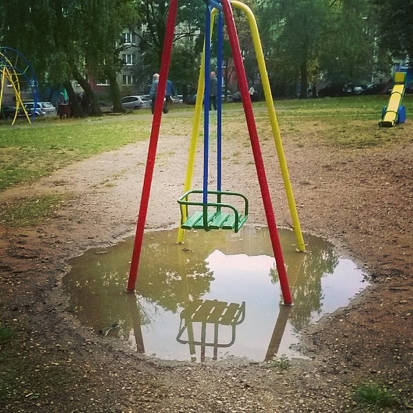 7. "Удачно" расположенные качели