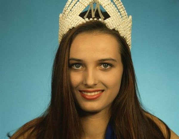 В 1990 году Агнешка была признана самой красивой девушкой Польши. После чего ее начал преследовать некий человек по имени Ежи. Правда на прямой контакт с моделью он не выходил, поэтому девушка и не думала беспокоиться.