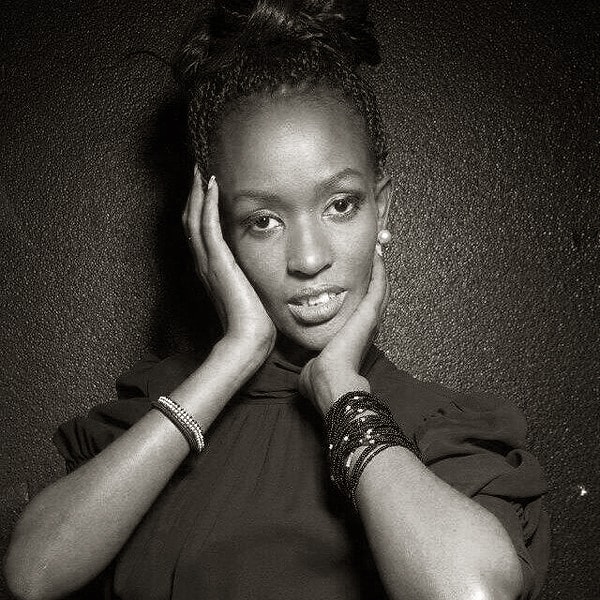 Лайна была зарезана своим сожителем, Дэвидом Кикавой, отцом ее ребенка, в возрасте 29-ти лет в 2013 году.