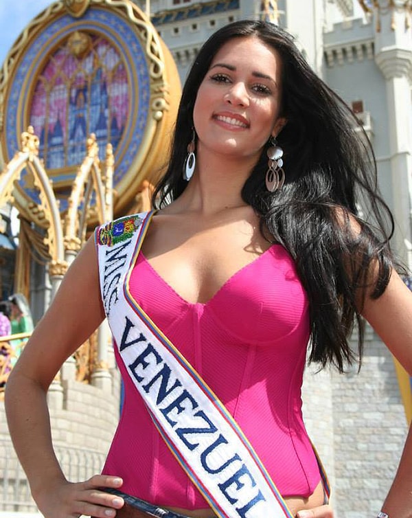 4. Мария Хосе Альварадо - обладательница титула и короны красоты конкурса "Мисс Гондурас".