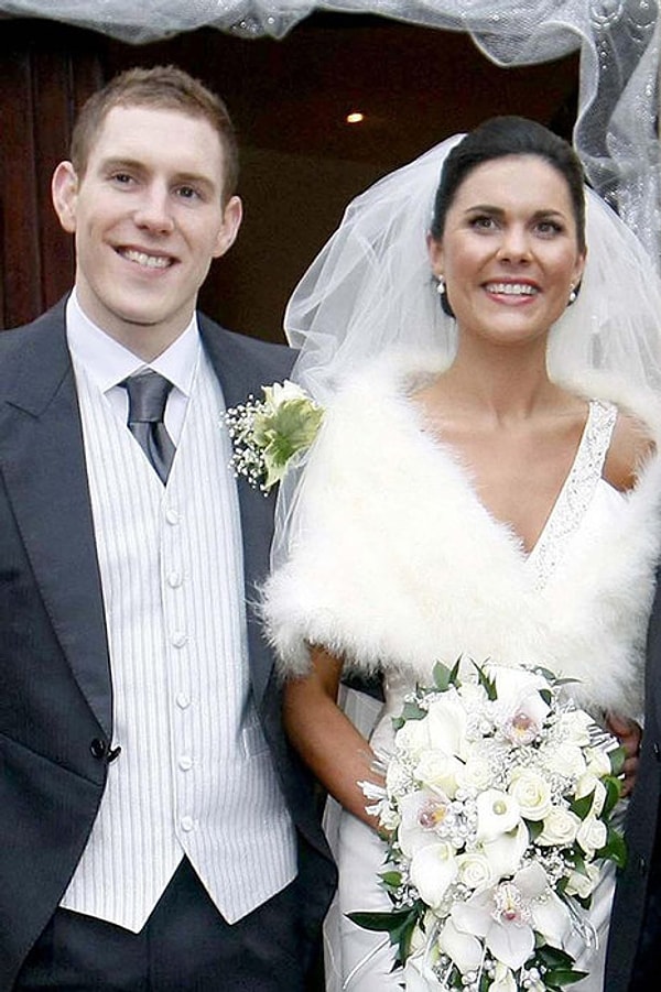 В январе 2011 Микаэла проводила медовый месяц на Маврикии. Во время ужина в ресторане отеля королева красоты отправилась в номер за забытой вещью. В номере девушка обнаружила двух сотрудников отеля, которые решили ограбить пару. Увидев Микаэлу, они набросились на нее и задушили девушку. Самое ужасное, что убийц удалось оправдать.