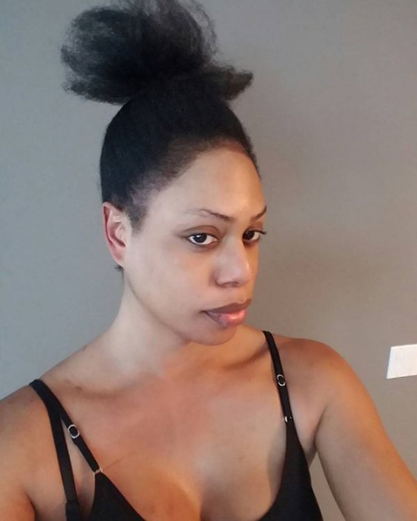 6. Лаверна Кокс без косметики и с высоким задорным пучком