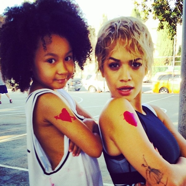 8. Мегакрутая Рита Ора с маленькой красавицей на игровой площадке