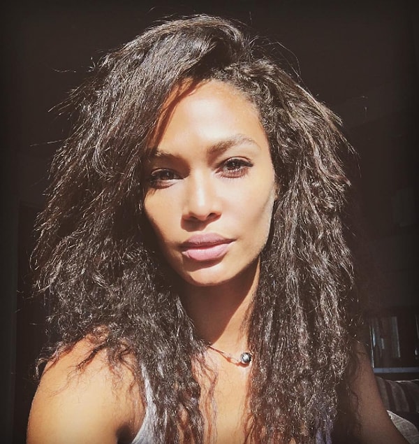 11. Топ-модель Джоан Смоллс без укладки