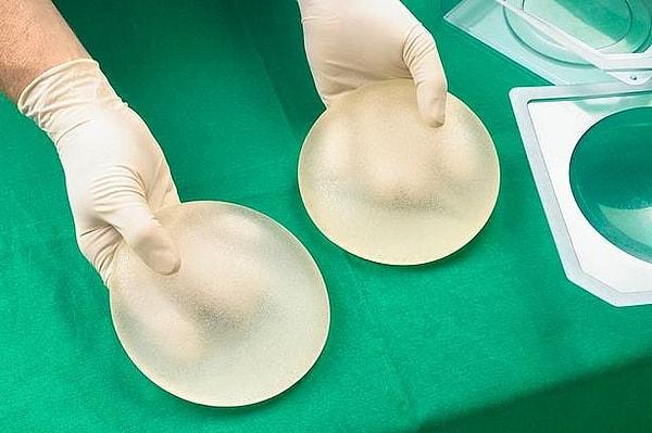Silikon implantı, memelerin boyutlarının birbirinin farklı olmasından tutun da kanserden dolayı memeleri alınmış kadınlara kadar birçok insan tarafından tercih ediyor.