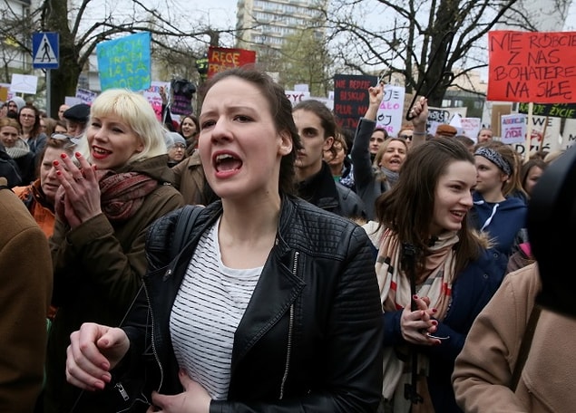 Protesto gösterilerinin ardından yapılan anketlerde iktidar partisinin seçimlerden bu yana ilk kez oy kaybettiği görüldü