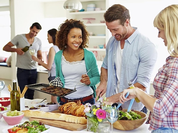 8. Приглашайте гостей домой