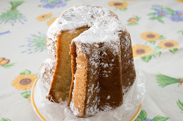 1. Обожаемый итальянцами рождественский кекс называется...