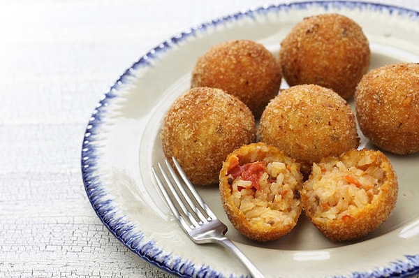 10. Обжаренные или запеченные шарики из риса, обычно начиненные мясом...