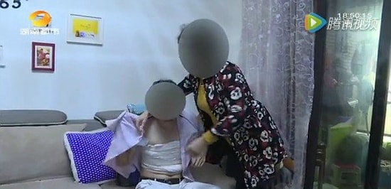 Китаец сделал себе силиконовую грудь, чтобы устроиться на работу