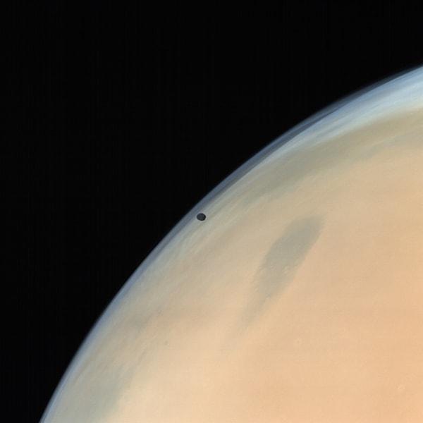 9. Mars üzerindeki Phobos.