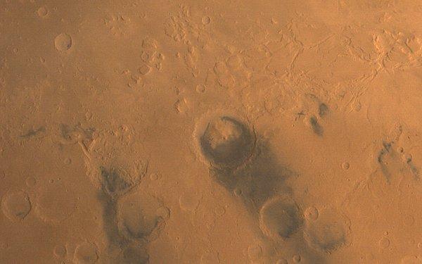 12. Curiosity uzay aracının iniş lokasyonu olan Gale Krateri