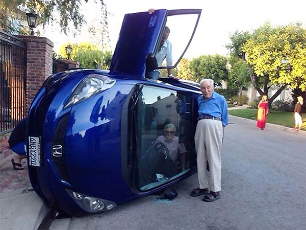 8. Никогда не унывайте! Эта пара перевернулась на своем авто и спокойно позирует для фото