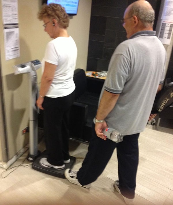 9. Дед-шутник: она минут 7 не могла понять, что не так с весами