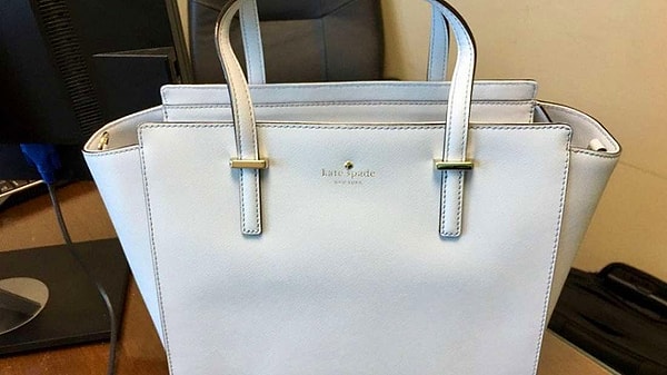 В итоге в интернете по поводу цвета этой сумки разгорелась настоящая дискуссия. Одни утверждали, что она точно белая, а другие были убеждены, что голубая.