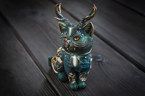 1. Очаровательный мифический котенок