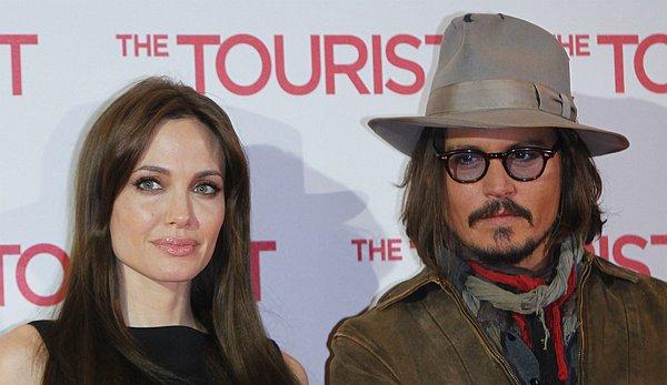 13. Hollywood'u birbirine katan Brangelina boşanmasıyla ilgili yeni bir iddia daha ortaya atıldı: Angelina Jolie ve Johnny Depp aşk yaşıyor!
