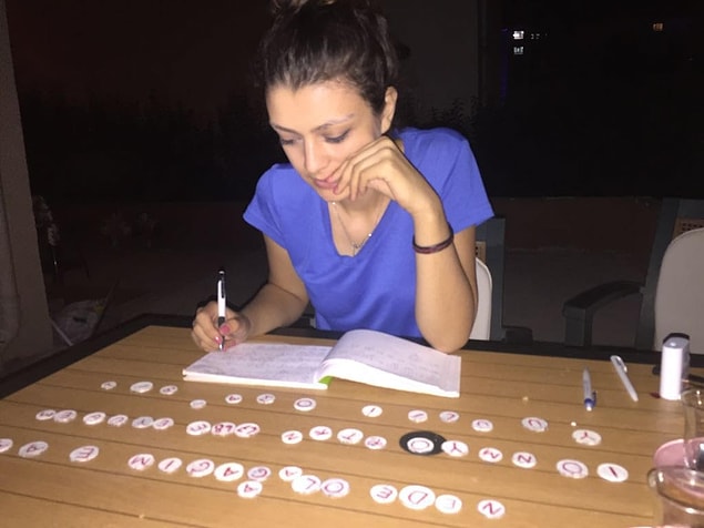 Simge de tabii ne anlama geldiklerini çözmeye çalışıyor!