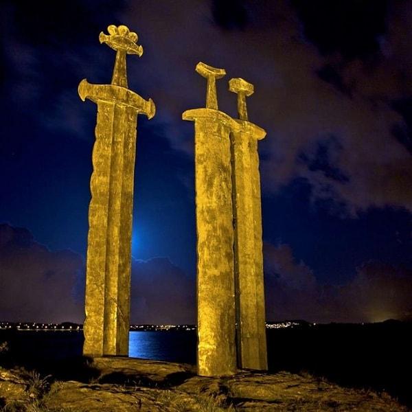10. Norveç'in sahil kıyısında "Swerd i fjell" olarak adlandırılan dev kılıç anıtı