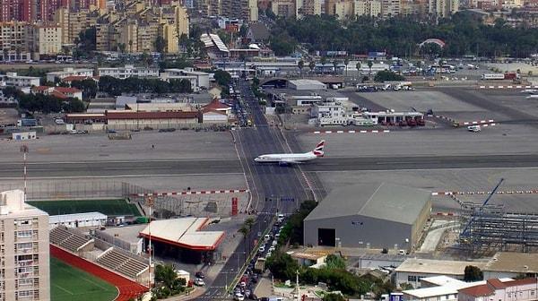 18. Gibraltar Uluslararası Havalimanı'ndaki uçak pistinden geçen yol