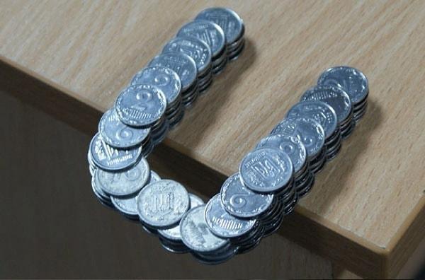 26. Aşağı düşmeden masanın kenarında durabilen sıkıştırılmış demir paralar