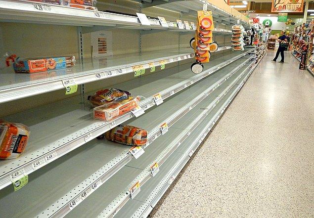 Kasırganın etkili olması beklenen bölgelerdeki süpermarketlerde de raflar boşalmıştı