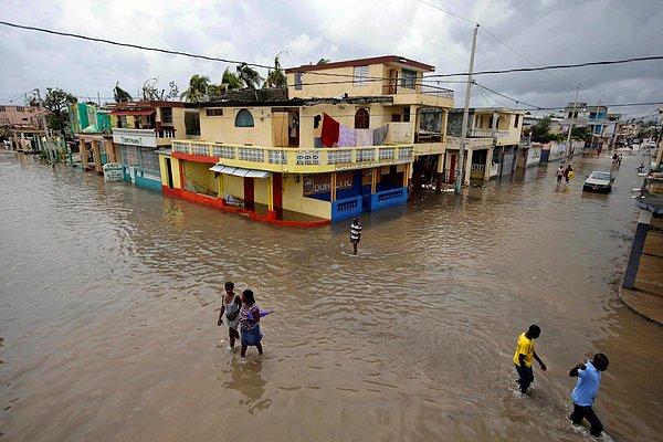 1. Karayipler'i vuran Matthew Kasırgası nedeniyle Haiti'de yaşamını yitirenlerin sayısı artıyor.