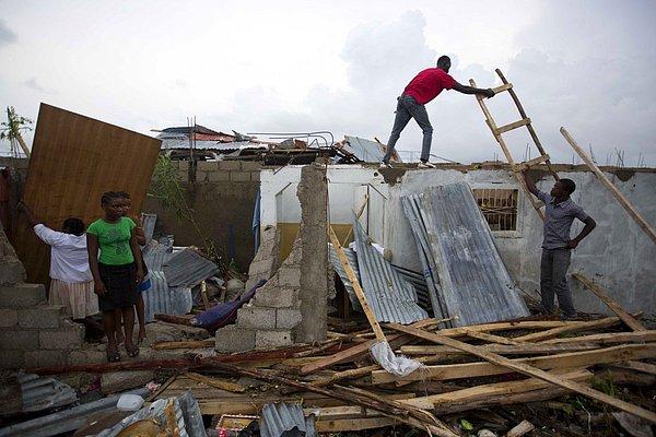 9. Haitililerin yıkılan evlerini onarmaya çalıştıkları, hükumet ya da ordudan henüz bir yardım gelmediği bildiriliyor.