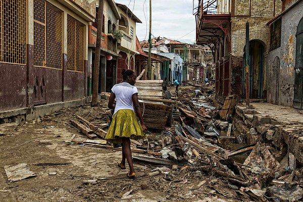 12. Haiti'nin komşusu Dominik Cumhuriyeti'nde de kasırgada yıkılan binalar ve toprak kayması nedeniyle en az 4 kişi hayatını kaybetti.
