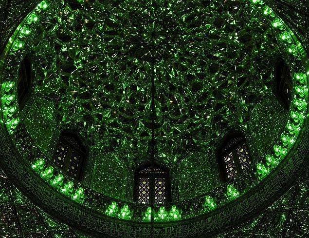 Shah Cheragh insanlar, doğa ve zaman tarafından aşınmaya uğrasa da, sayısız tamirle bugünlere kadar ulaştı ve hala bir elmas gibi parlıyor. Yapı dünyanın her yerinden hacıların ve turistlerin ilgisini çekiyor.