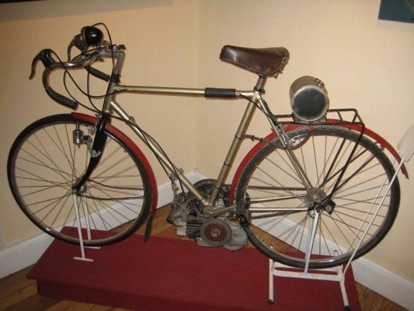 16. Uzun motosiklet yolculuklarından önce ise, 1950 yılında bisikletle Arjantin kuzey illerine ilk yolculuklarını gerçekleştirdi.