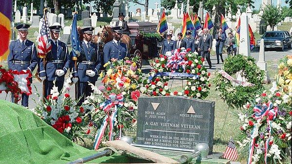 15. AIDS kurbanı Leonard Matlovich isimli Vietnam gazisinin cenazesi, 2 Temmuz 1988.
