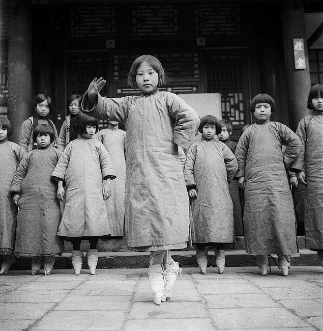 16. Çay evi eğlencelerinde dans edip şarkı söylemeleri için eğitilen kızlar, Çin, 1932.