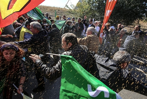 Yaralılar sedye olarak kullanılan pankart ve afişlerle taşındı, hayatını kaybedenlerin üzerine yine 'barış' yazan bu afişler örtüldü