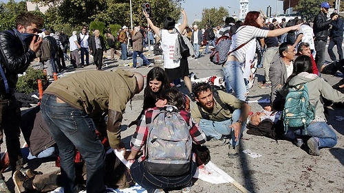 Ankara Katliamının Sembolü Olan O Fotoğrafın Acı Hikayesi Ankara Katliamının Sembolü Olan O Fotoğrafın Acı Hikayesi