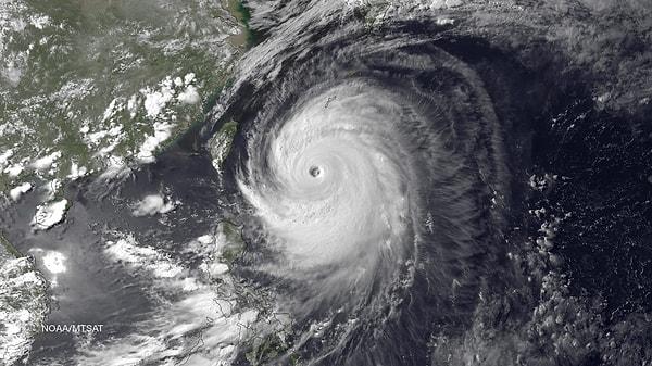 7. Hiroşima'yı atılan nükleer bombadan bir ay sonra ise bir de tayfun vurdu ve 2,000 kişi daha hayatını kaybetti.