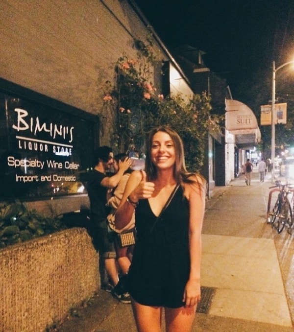 1. Девушка утверждает, что это единственная причина, по которой она выходит из дома