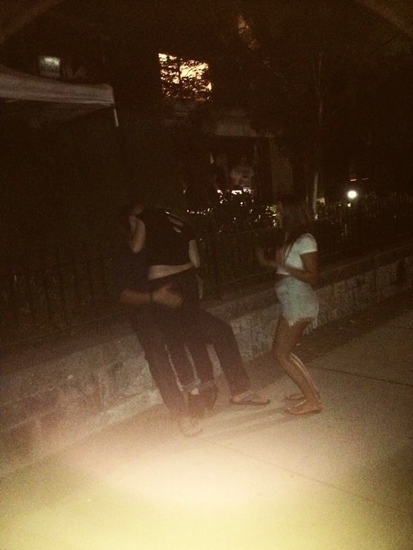 5. "Мои друзья, конечно же, мои "вторые пилоты", но они знают, что случится, если они начнут с кем-то обжиматься у меня на глазах", - признается она