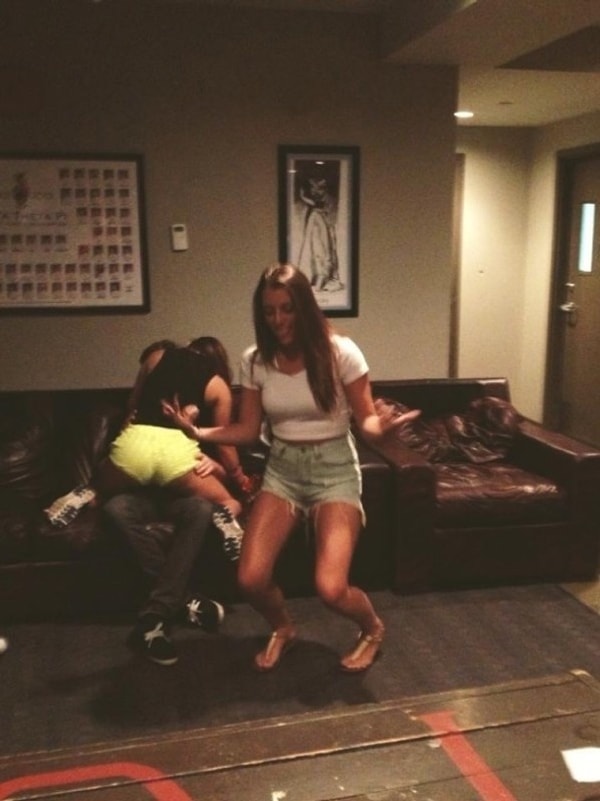 13. А порой страсти по-настоящему накаляются. Большинство людей поспешило бы побыстрее скрыться, увидев эту пару