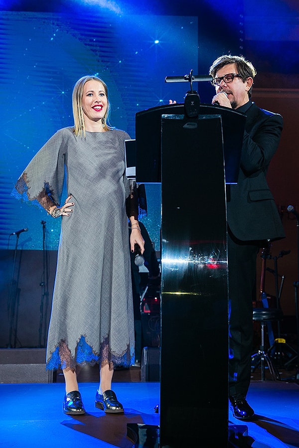 2. Простое серое платье на церемонии вручения премии "Сноб"