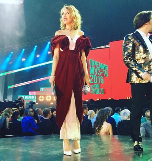 7. Премию "МУЗ-ТВ" Ксения вела в необычном пудрово-бордовом платье