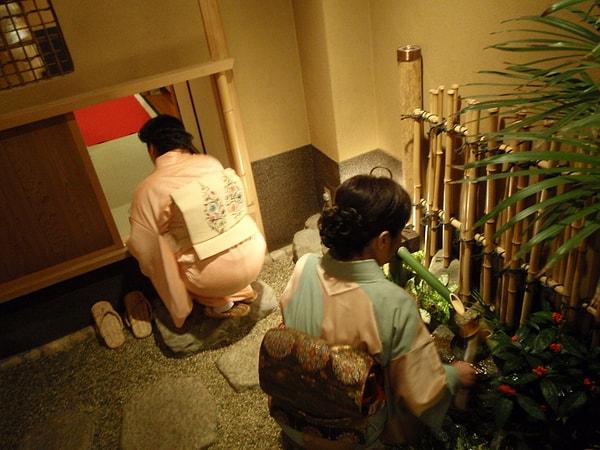 7. Misafirler davetli oldukları çay seremonisine nijiriguchi adı verilen kapıdan eğilerek girerler.