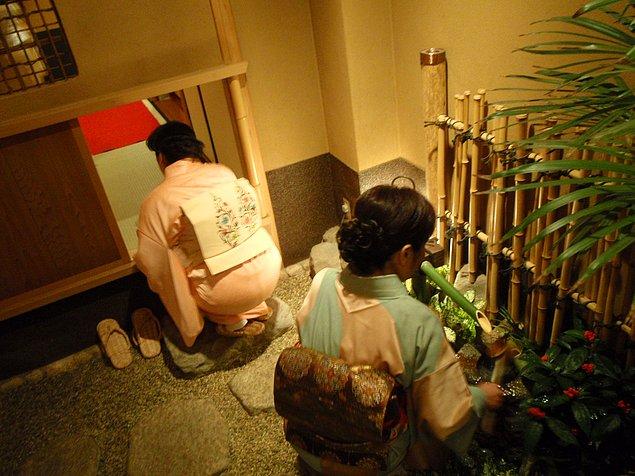 7. Misafirler davetli oldukları çay seremonisine nijiriguchi adı verilen kapıdan eğilerek girerler.
