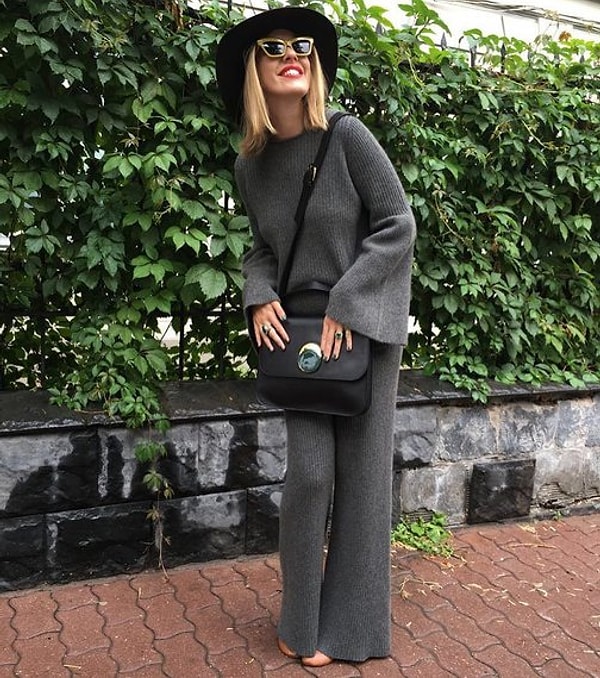 13. Шикарный графитовый трикотажный костюм вкупе с неизменными очками и черной широкополой шляпой