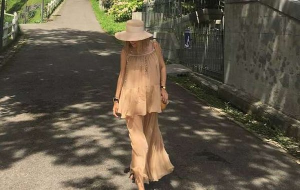 14. На отдыхе во Франции телеведущая позволила себе надеть вот такое милое бежевое платье