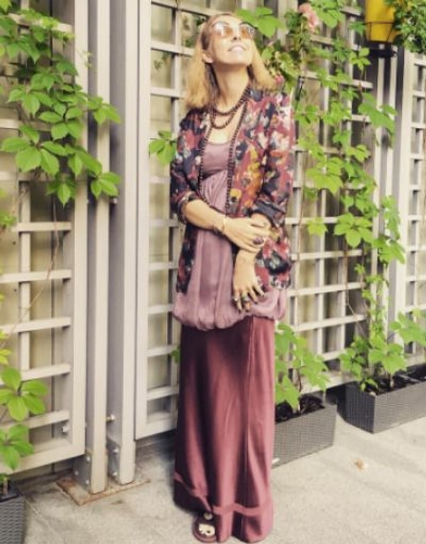 15. Вы наверное уже заметили, что Ксения во время беременности предпочитает носить мешковатую одежду, скрывающую изменившуюся фигуру.