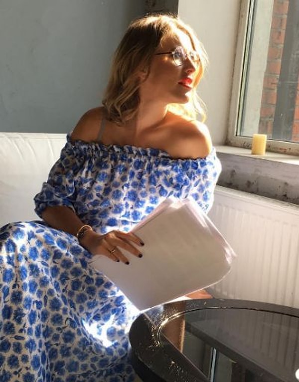 18. Женственный образ, созданный благодаря платью с цветочным принтом и открытым плечом