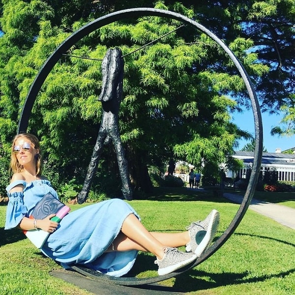 19. Ксения также умело сочетает несочетаемое: легкие романтичные платьица со спортивной обувью