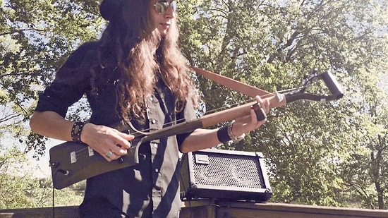 Kürekten Üç Telli Gitar Yapan Gitar Virtüözü Adam